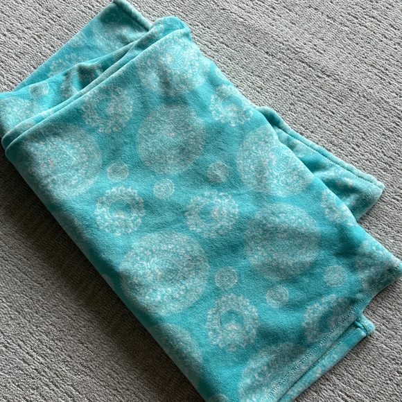 Cynthia Rowley Aqua and White Plush Throw - Picture 1 of 2